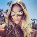 Natasha Poli possiede dei capelli biondissimi, lunghi e lisci