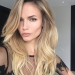 I suoi capelli sono lucidi e pieni di riflessi, a volte boccolosi