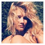 Rosie Huntigton-Whiteley è biondissima, i suoi capelli sono fini e di media lunghezza.