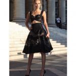 Altro abito Versace: in questo caso total black, gonna ampia svasata e corpetto merlettato e trasparente abbinato a delle decollète a punta.