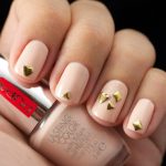 Esempio Nail Art con applicazione di decorazioni by Pupa