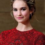 Lily James con chignon raccolto e capelli mossi