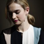 La coda di cavallo bassa come quella scelta da Lily James è un'opzione pratica e veloce quando non si ha molto tempo.