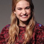 Sciolti con riga al centro: Lily James ama la praticità.