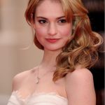 Lily James sceglie un'acconciatura morbida e vaporosa per le occasioni speciali.