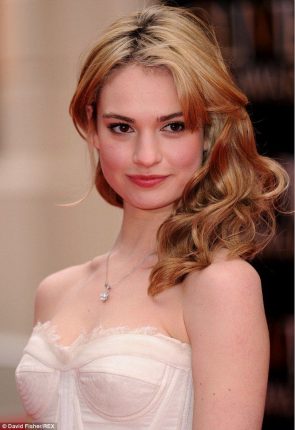 Lily James sceglie un'acconciatura morbida e vaporosa per le occasioni speciali.