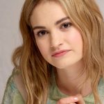 Lily James porta spesso i capelli sciolti con la riga al centro.