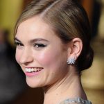 Chignon elegante con riga laterale a incorniciare il volto.