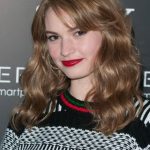 Lily James sfoggia sempre una spetto ricercato ma naturale.
