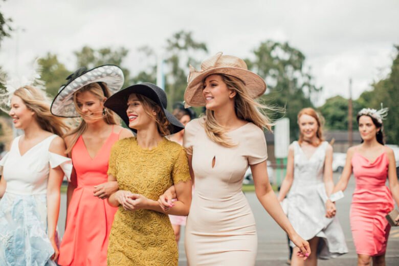 Ragazze eleganti vestite per un matrimonio