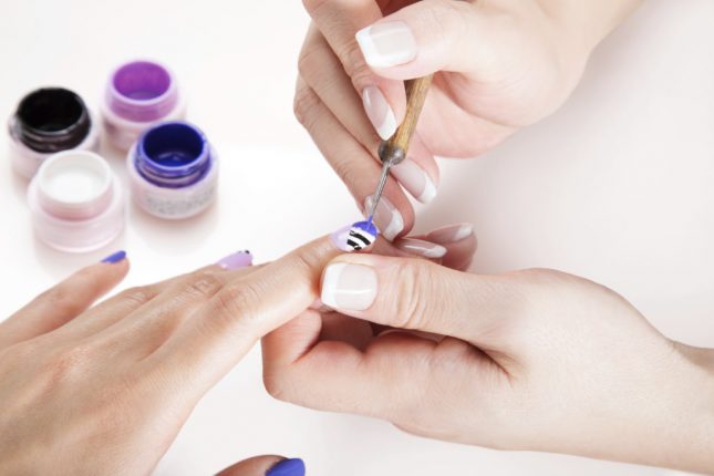 La Nail Art è l'arte delle decorazione delle unghie: servono tecnica, fantasia e i giusti accessori.