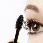 L'applicazione del mascara rende le ciglia più voluminose e definite.