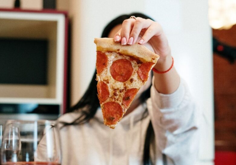 ragazza che mangia pizza
