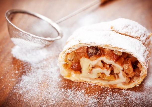 Lo strudel alle mele e cannella è un dolce delizioso e profumato, perfetto come dessert o come merenda.