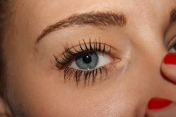 Il mascara waterproof, resistente all'acqua e alle alte temperature, dona agli occhi uno sguardo naturale e definito.