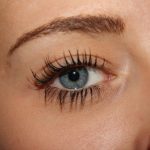 Trucco occhi semplice con applicazione di mascara.