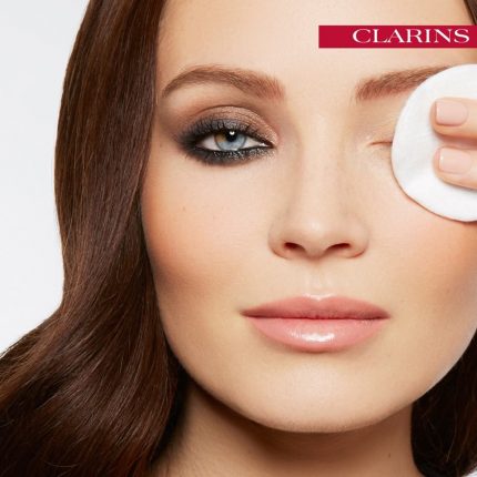 Struccarsi è il primo gesto per una pelle più giovane e fresca - Clarins