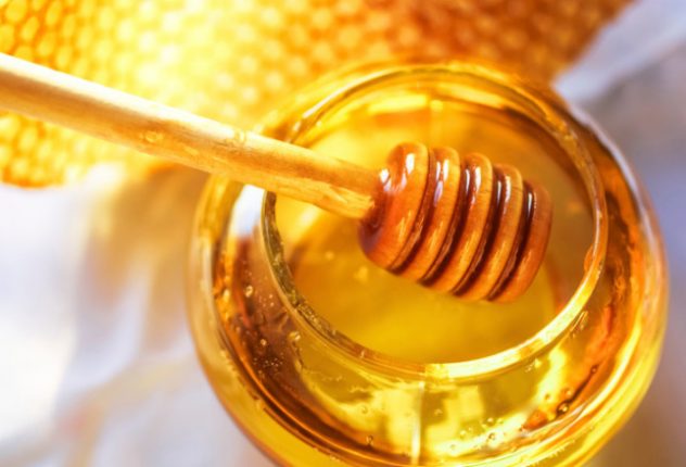 Il miele è un prezioso alleato della nostra pelle: scopriamo i migliori prodotti per la cura del corpo.