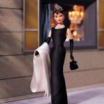 Barbie as Audrey Hepburn, 1998 © Mattel Inc. Audrey Hepburn con il Black evening gown disegnato per Breakfast at Tiffany's da Hubert de Givenchy (1961)