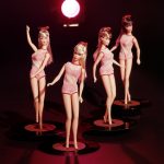 Barbie Twist’N’ Turn, 1967 © Mattel Inc. Barbie Twist’N’ Turn appare nel 1967, con il busto ruotabile, il makeup completamente cambiato, le ciglia in fibra sintetica applicate agli occhi più grandi. I capelli si allungano e sono legati alla sommità del capo da un nastrino colorato. Barbie non è più identificabile con le Pin up americane o con le grandi dive di Hollyvood degli anni Cinquanta, bensì con le nuove icone britanniche della moda, da Jean Shrimpton a Twiggy