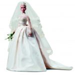 Barbie Grace Kelly sposa, 2011 © Mattel Inc. Barbie come leggenda del cinema hollywoodiano con abiti altrettanto leggendari: Grace Kelly con l’abito da sposa disegnato per le nozze con il principe Ranieri di Monaco nel 1956 dalla costumista della Metro-Goldwyn- Mayer Helen Rose.