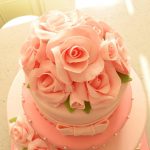 Il tema delle rose è perfetto per essere richiamato anche sulla torta nuziale.
