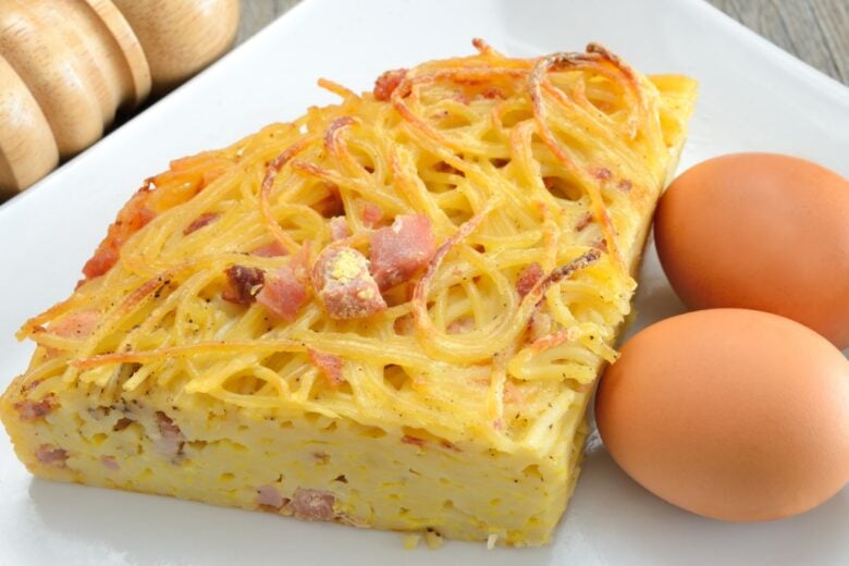 Frittata di pasta con prosciutto cotto e parmigiano