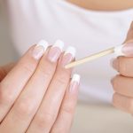 Assolutamente vietato strappare le pellicine: meglio usare l'apposito spingi-cuticole.