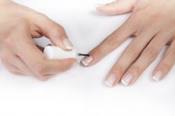 La french manicure è l'ideale per un look raffinato ed elegante che si adatta a qualsiasi occasione