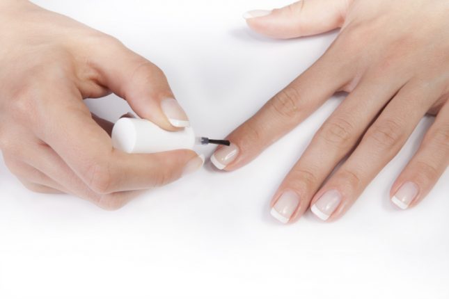 La french manicure è l'ideale per un look raffinato ed elegante che si adatta a qualsiasi occasione