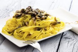 Pasta porcini e salsiccia: un primo piatto gustoso con i sapori dell'autunno.