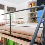 Con il letto a soppalco si possono creare spazi fondamentali per l'organizzazione degli ambienti di un monolocale.
