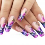 Nail art floreale realizzata con colori acrilici