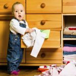 Organizzare il guardaroba dei bambini in vista dell'inverno.