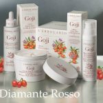 L'Erborario presenta diverse idee regalo composte, ad esempio, da crema corpo e talco profumato. Diverse le fragranze proposte, tra cui la nuovissima linea al Goji.