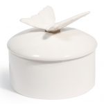 Matrimonio a tema farfalle: la scatola aperta in ceramica bianca Maisons du monde è l'idea perfetta per una bomboniera d'effetto