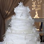 La torta nuziale si presta ad essere personalizzata con fiori, farfalle e fiocchi di neve.