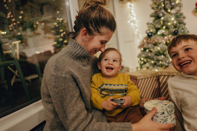 Una mamma riceve un regalo di Natale dai suoi figli