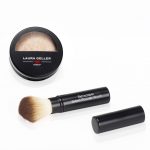 Laura Geller fondotinta Balance-n-Brighten con pennello