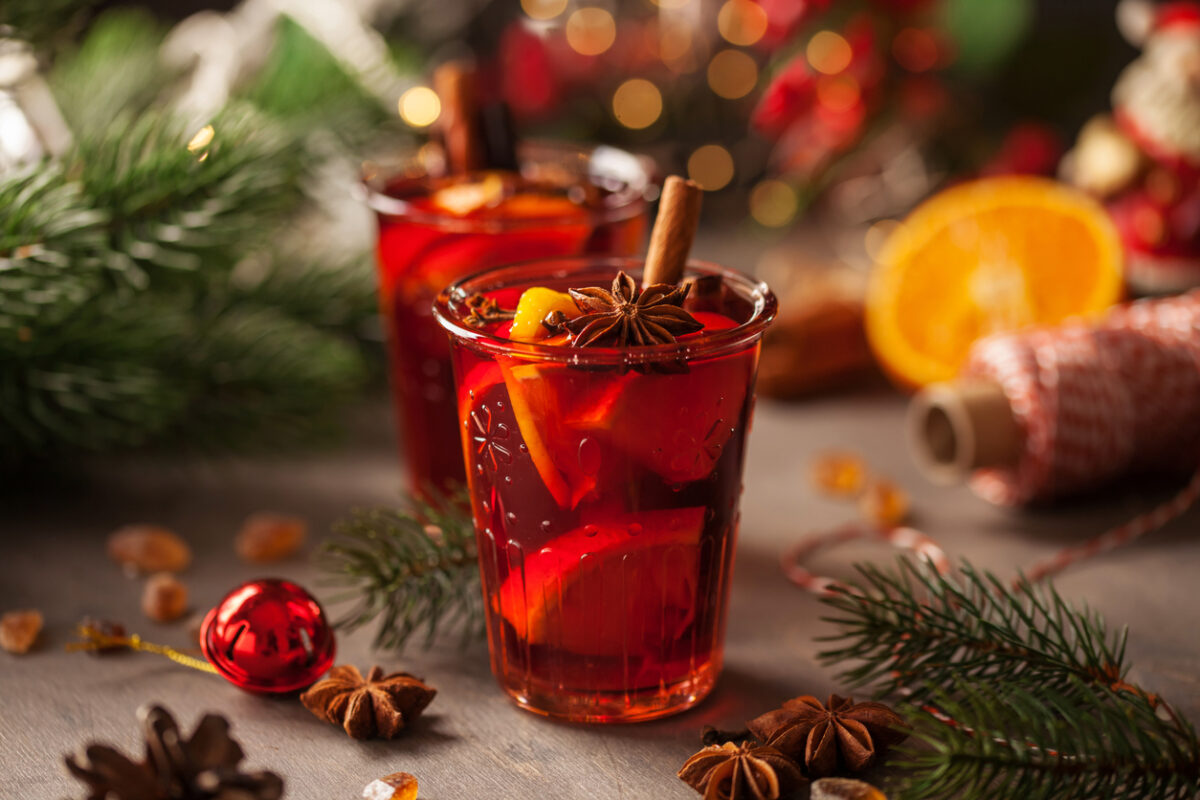 Bicchiere con cocktail natalizio