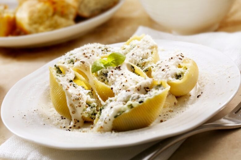 Conchiglioni ripieni al forno con ragù bianco