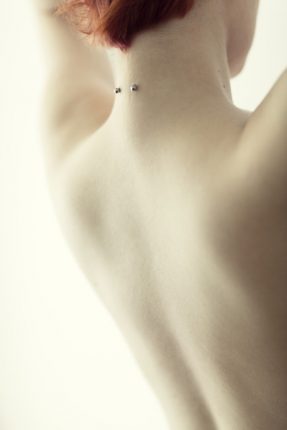 Microdermal piercing: un nuovo modo di decorare il proprio corpo.
