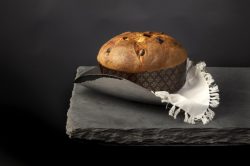 Panettone senza lattosio per chi non vuole rinunciare al gusto della tradizione ma è allergico al latte.