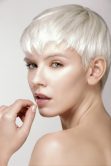 Chi ha detto che i tagli corti non sono femminili? Ecco qualche consiglio per un look sofisticato e super glam.