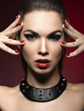 Piercing per le unghie per una nail art trasgressiva e accattivante.