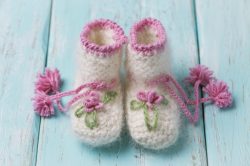 Calzetti, pantofoline e scarpette per il tuo bebè: scegli come proteggere i piedini del tuo piccolo maratoneta.