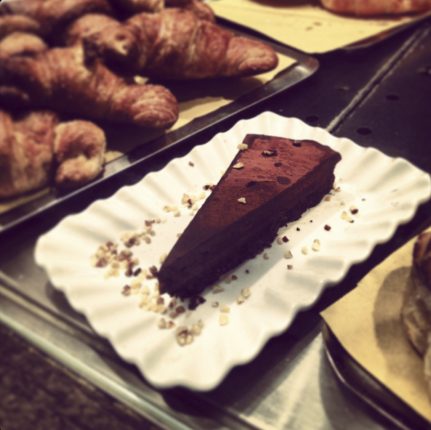Torta al cioccolato senza farina: un'alternativa altrettanto golosa alla ricetta classica per chiudere in bellezza i pranzi e le cene in programma per le feste di Natale.