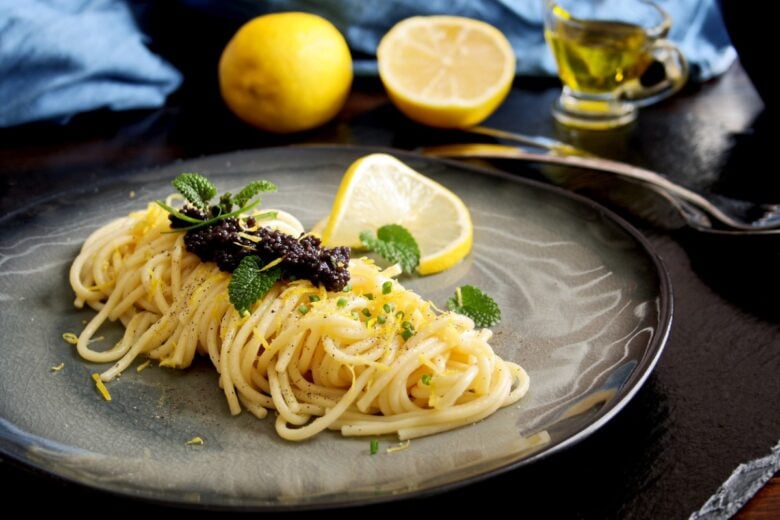 Pasta al caviale e agrumi