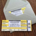 Due biglietti per il concerto del suo cantante o gruppo preferito: un regalo originale e unico!