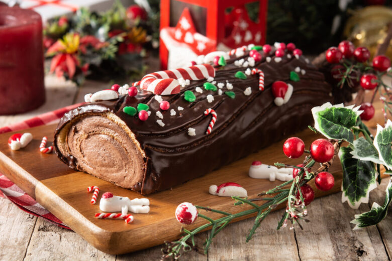 Tronchetto di Natale su un piatto natalizio pronto per essere mangiato